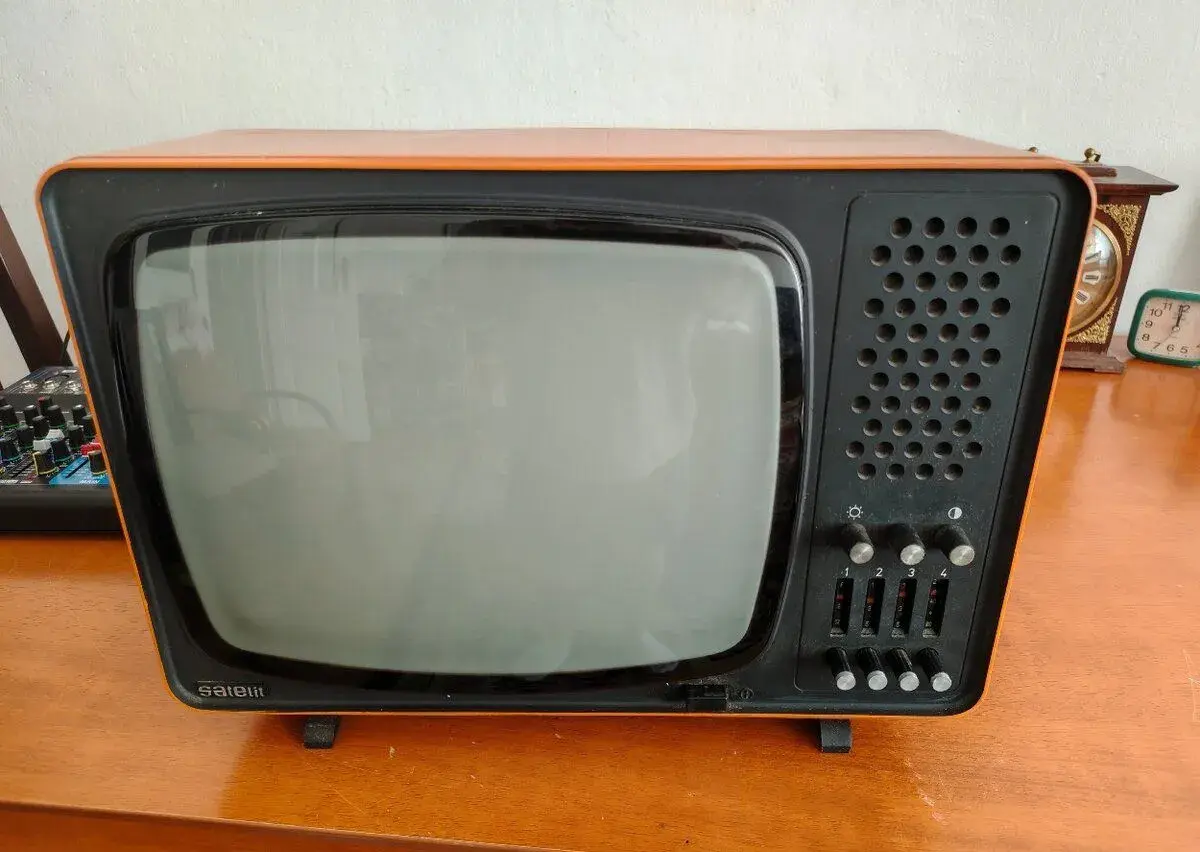 Televizor Tesla Satelit 4158 AB oranžový