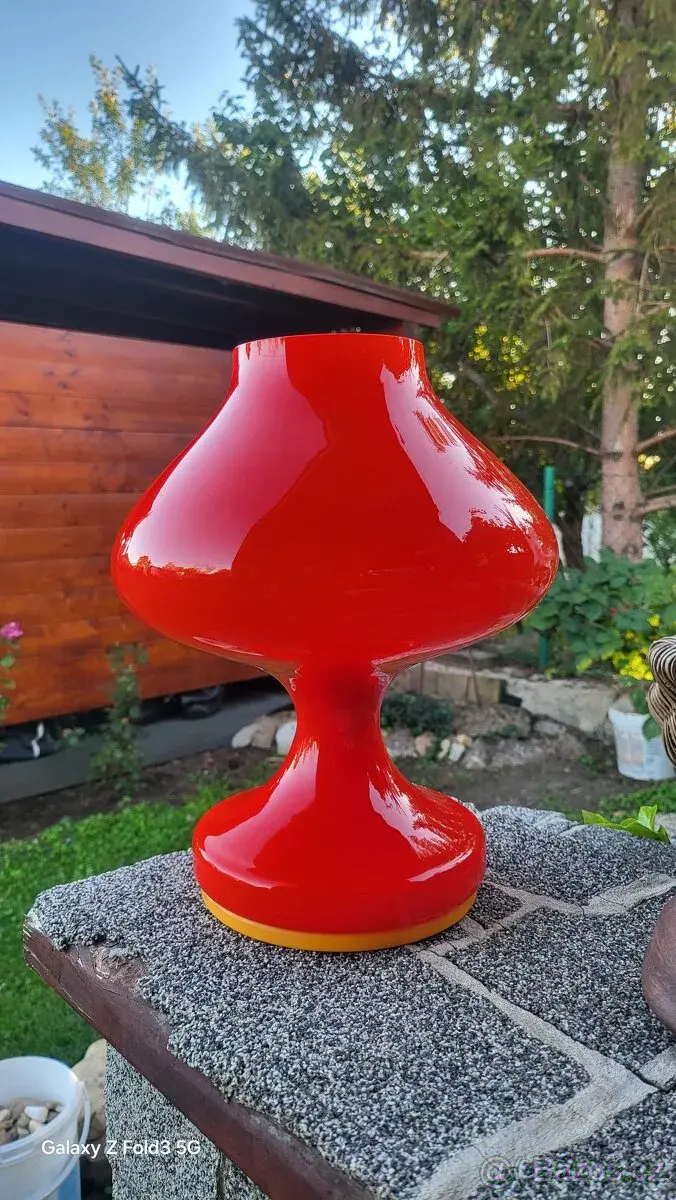 Retro červená lampa OOP Jihlava