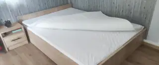 Dvoulůžkovou postel