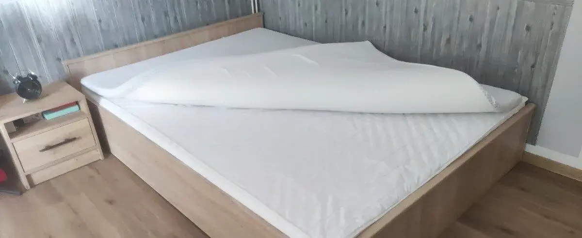 Dvoulůžkovou postel