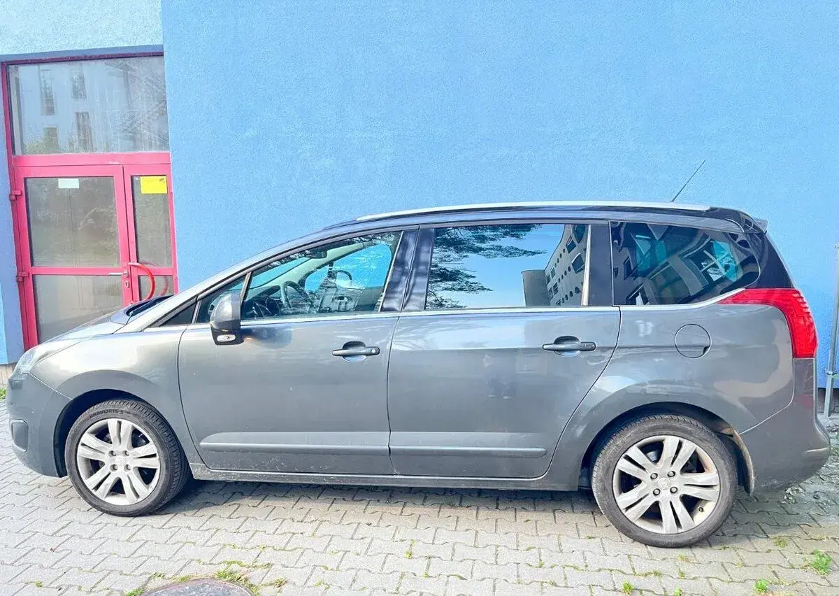 Peugeot 5008 – 2014, 332 000 km