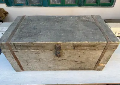 Velký dřevěný vojenský kufr