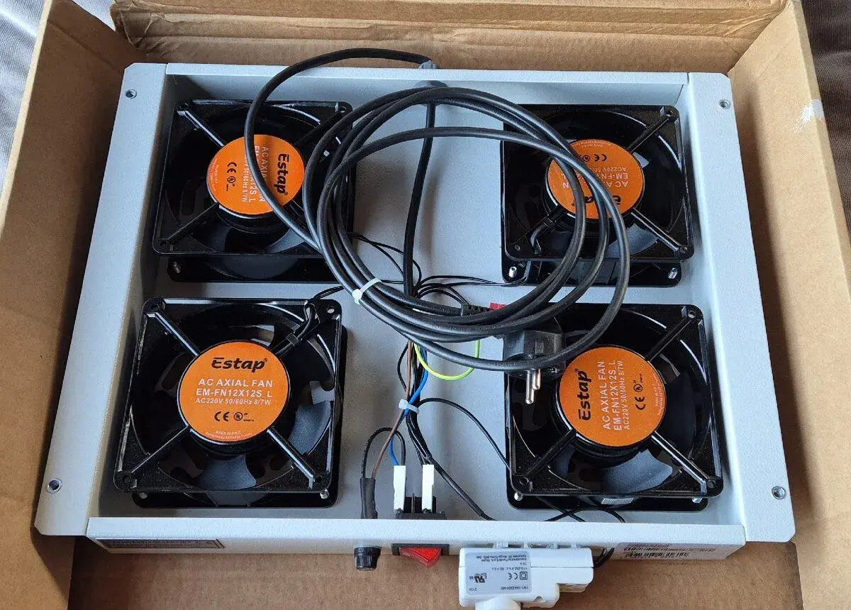 Ventilační jednotka pro rack