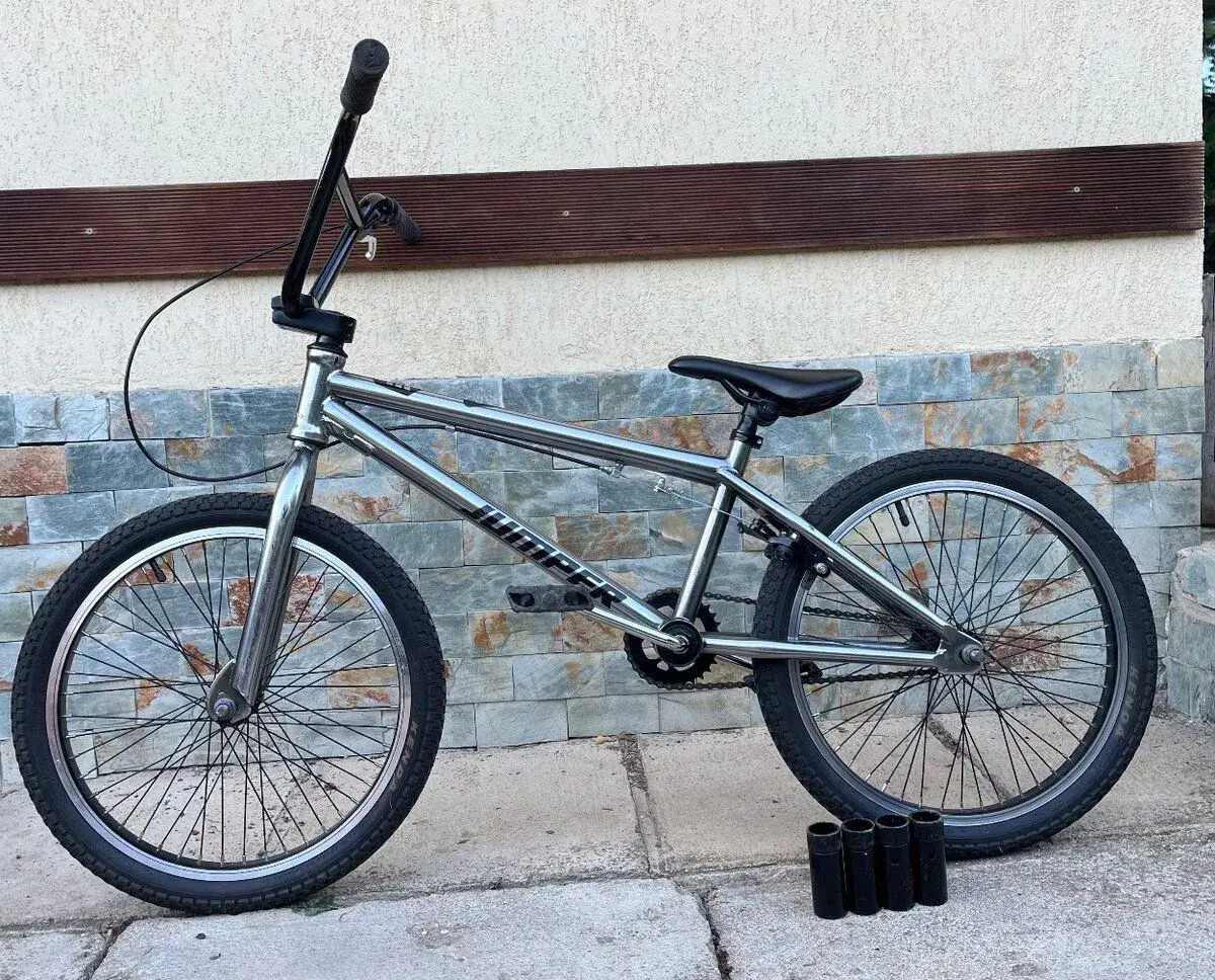 Freestyle BMX jumper