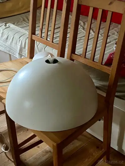 Bílá plechová lampa IKEA