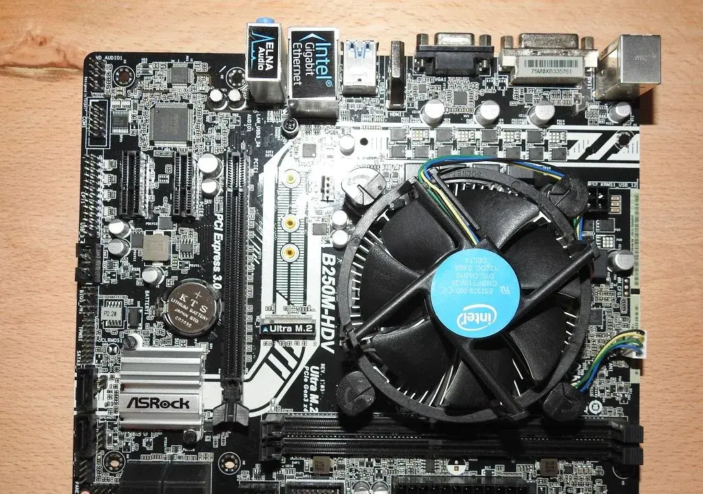 ASRock B250M-HDV + CPU a chladič