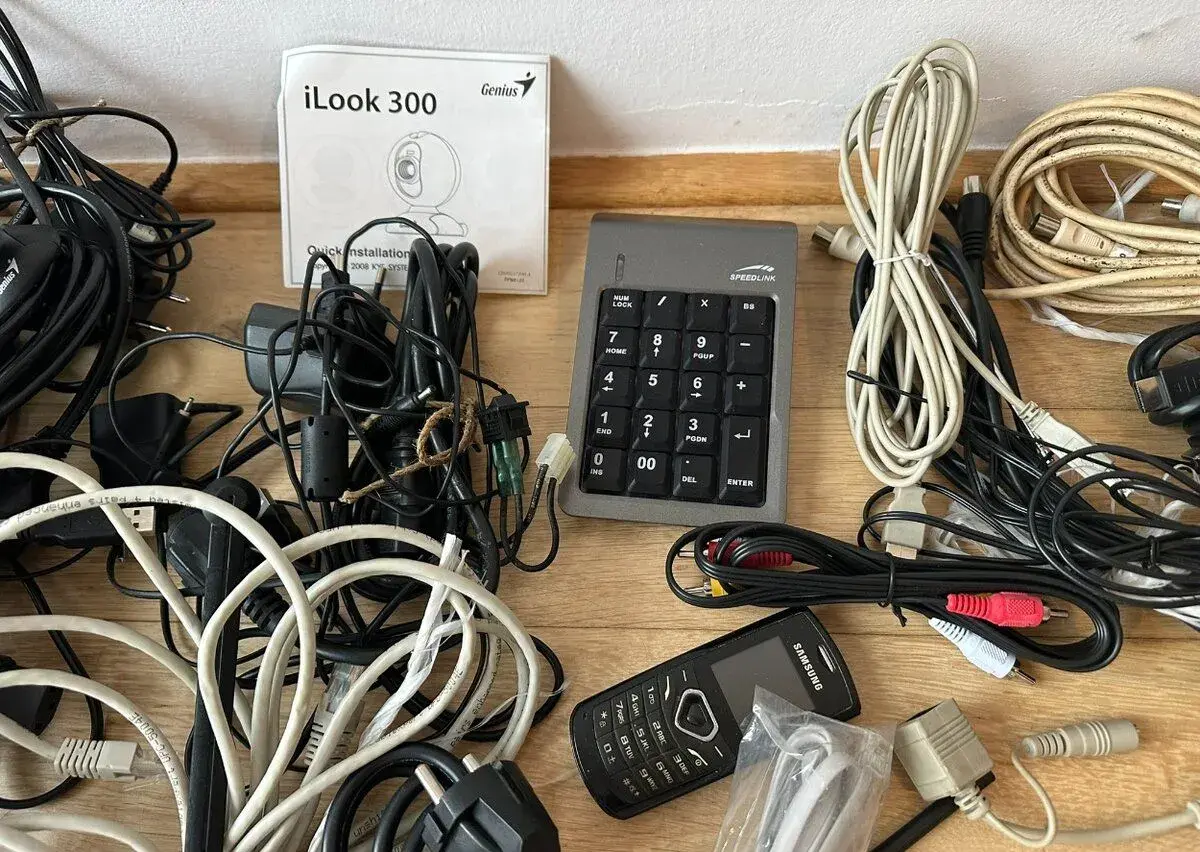 Mix kabelů, adaptérů a PC příslušenství – celá krabice