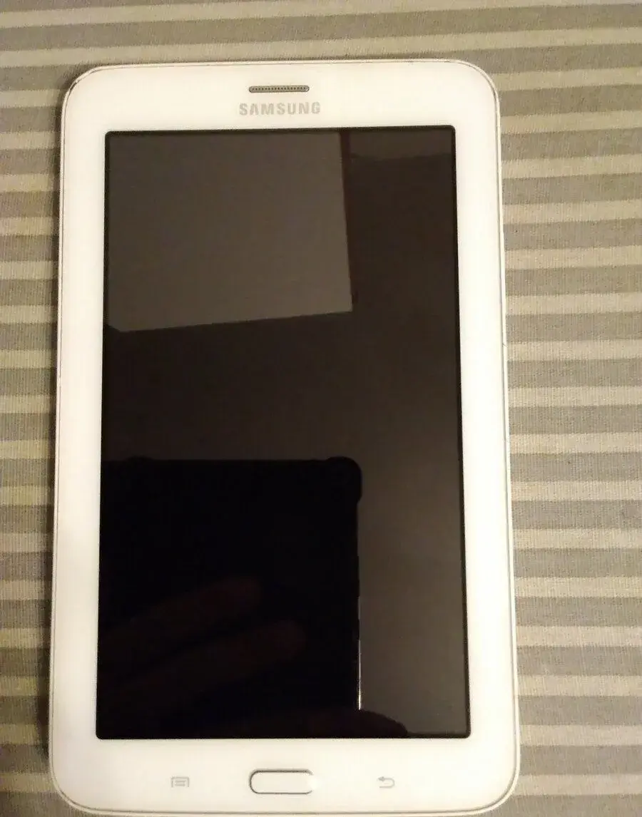 Starší Tablet Samsung Galaxy Tab 3 Lite bílý.