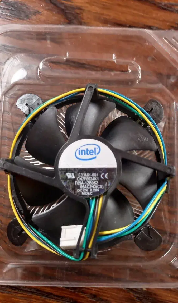 Chladič procesoru INTEL E33681-001 + procesor