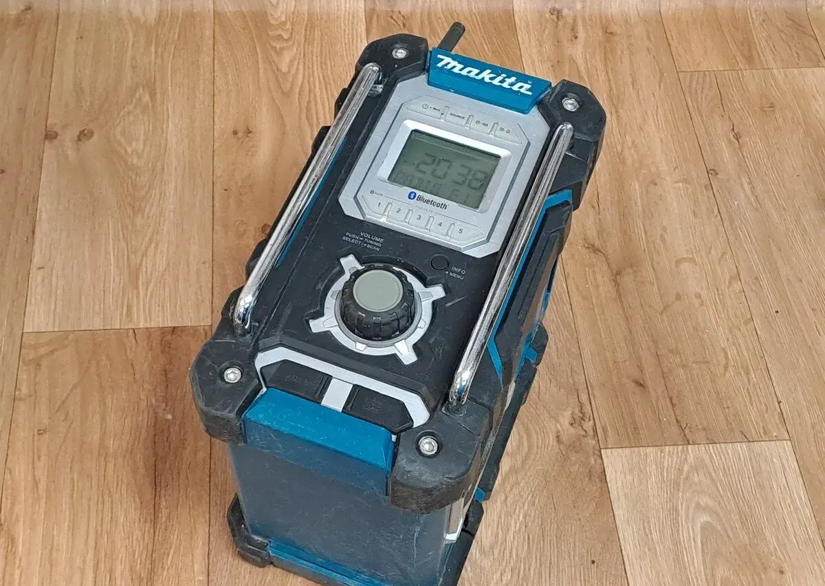 Makita DMR106 – stavební AKU rádio Bluetooth