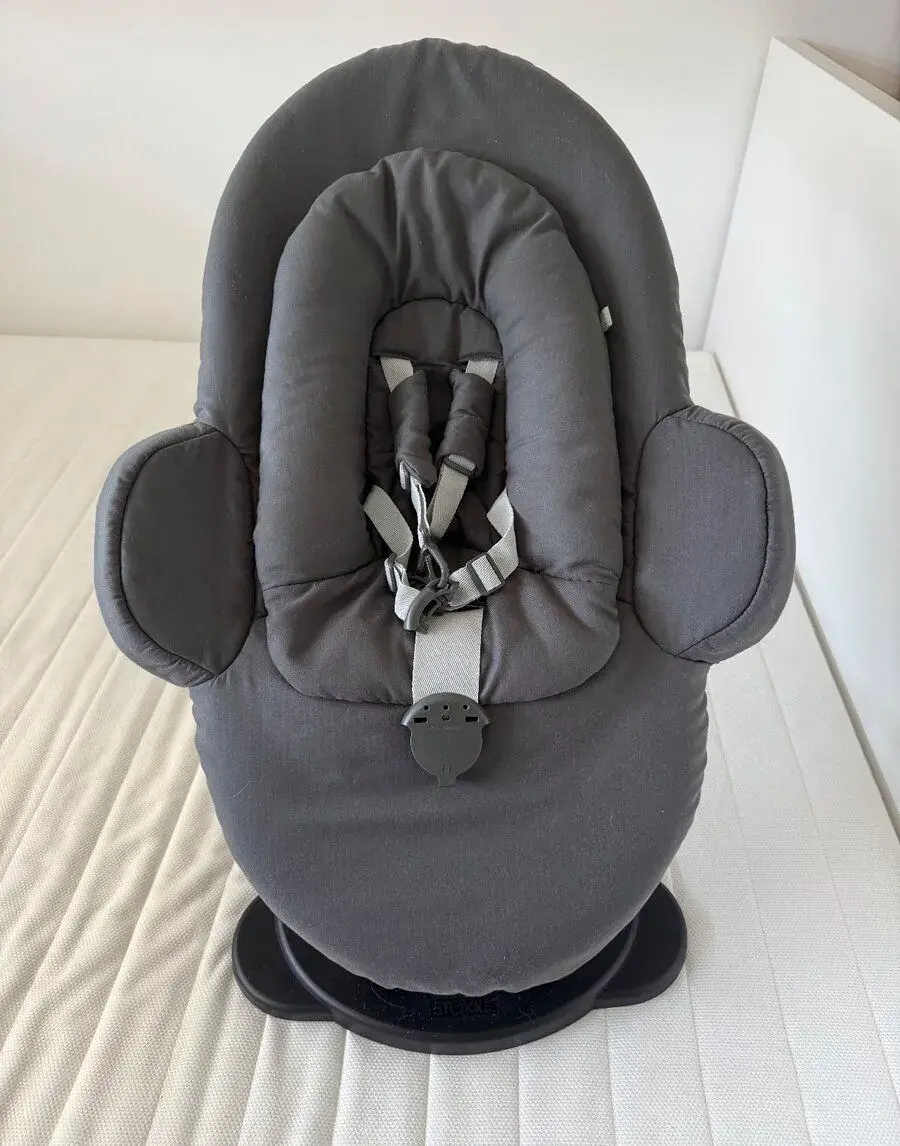 Lehátko Stokke Steps Bouncer Black, Herringb. Grey