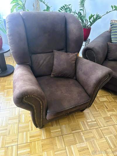 Hnědé chesterfield křeslo - ušák