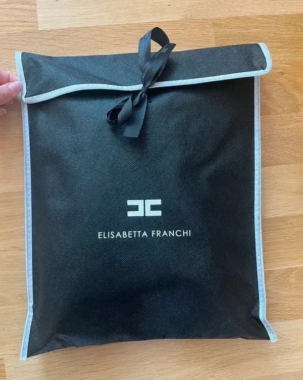 Krásné růžové šaty značky Elisabetta Franchi