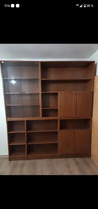 Velká obývací stěna v dekoru dřeva