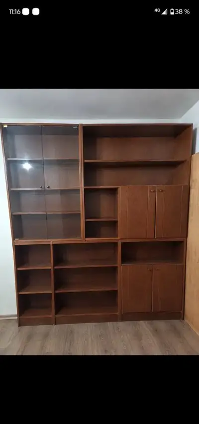 Velká obývací stěna v dekoru dřeva