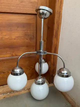 Krásný chromový funkcionalistický lustr