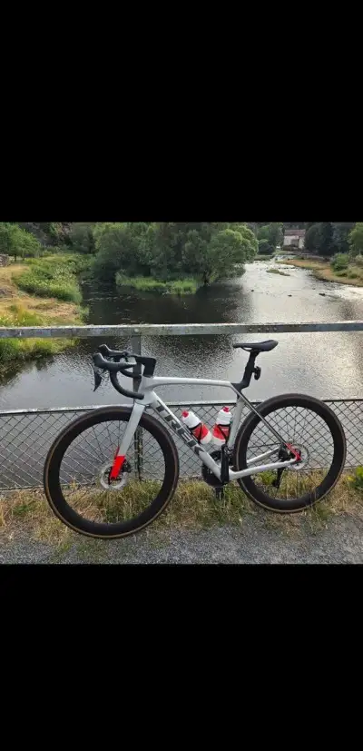 TREK Madone SL 7 Gen 8 Matte Lunar Silver M/L 2025