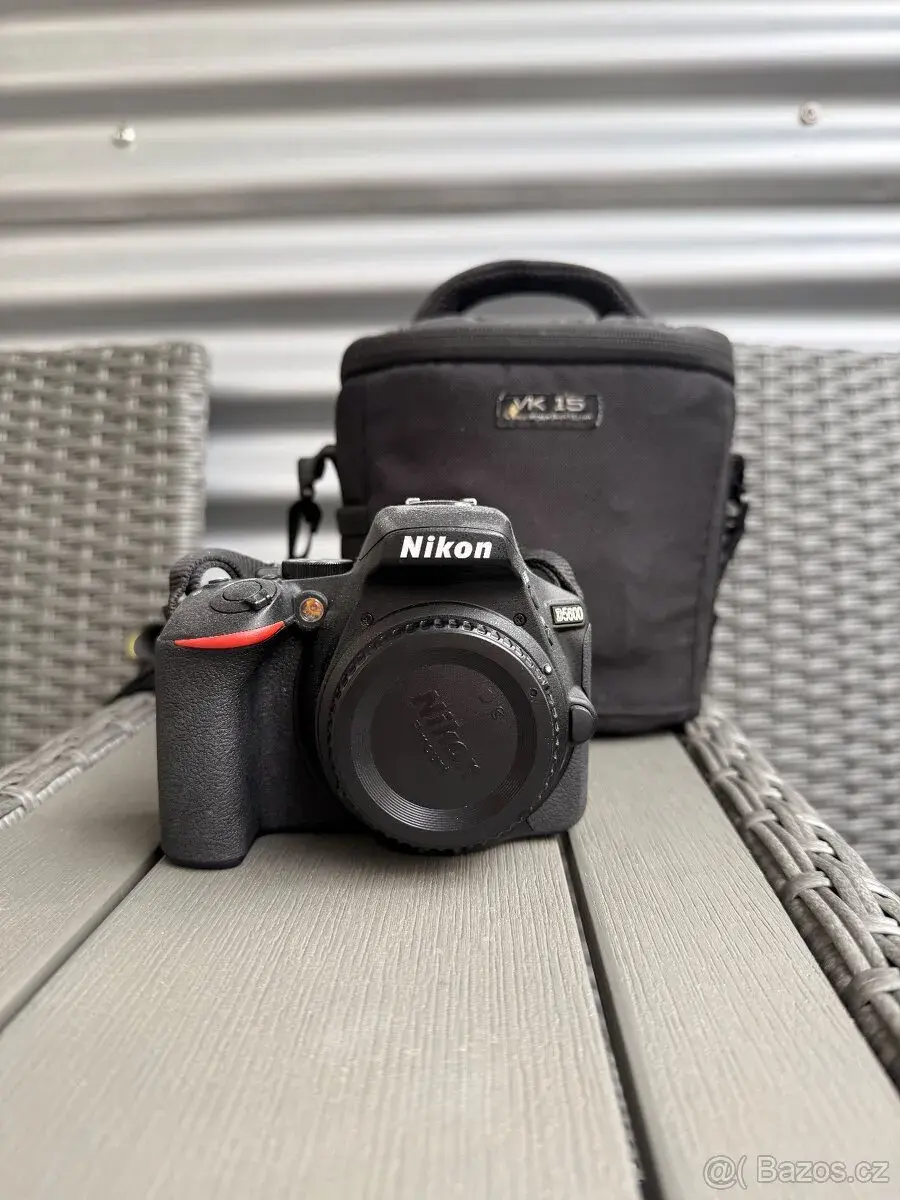 Nikon D5600 + objektív AF-P 18-55mm VR + taška Vanguard + pr
