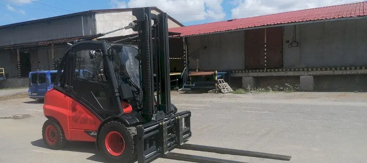 LINDE H50-02 terénní pozicionér s bočním posuvem