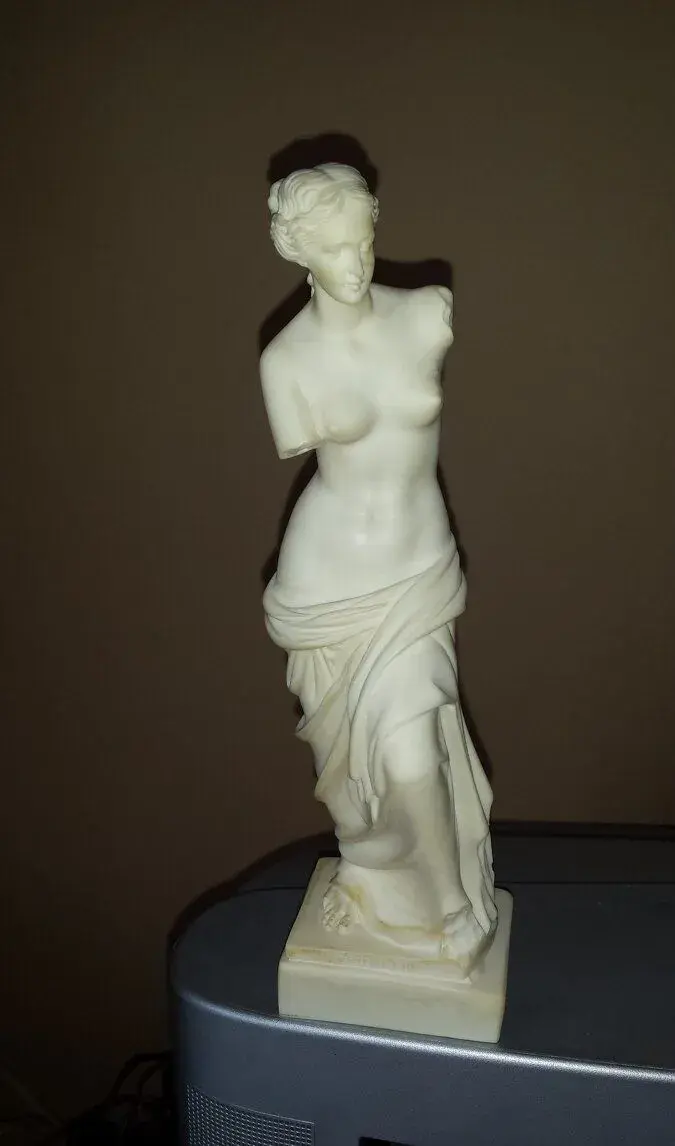 soška Afrodity z pravého alabastru, v=28cm, žádná sádrová