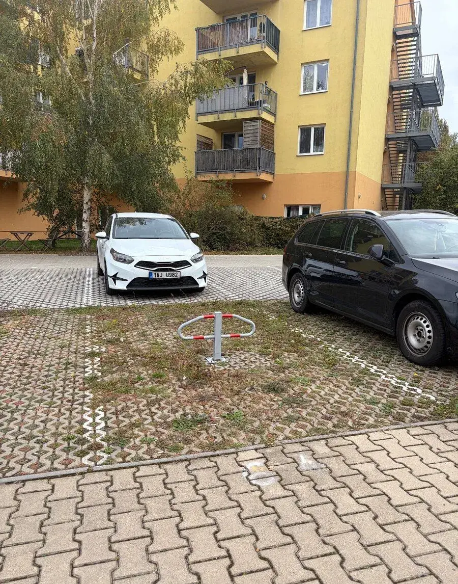 Pronájem parkovacího místa se zábranou – Klecany, V Honech