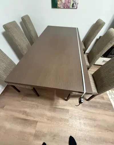 Jídelní stůl na zakázku + 6 čalouněných židlí Sconto