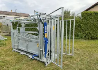Nová fixační a paznehtářská klec pro skot, včetně výbavy