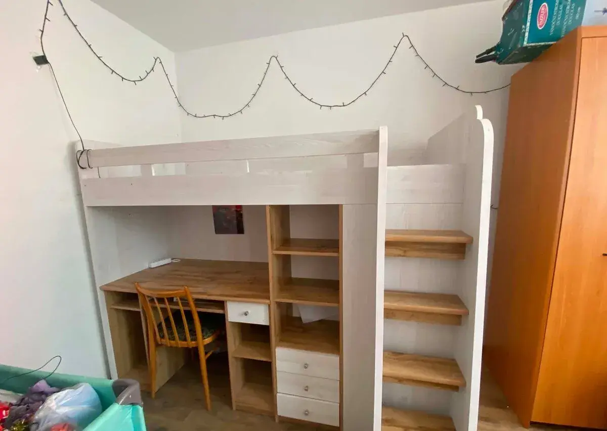 Patrová postel se skříní a stolem