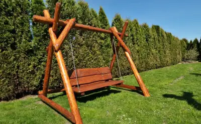 Zahradní houpačka z masivu