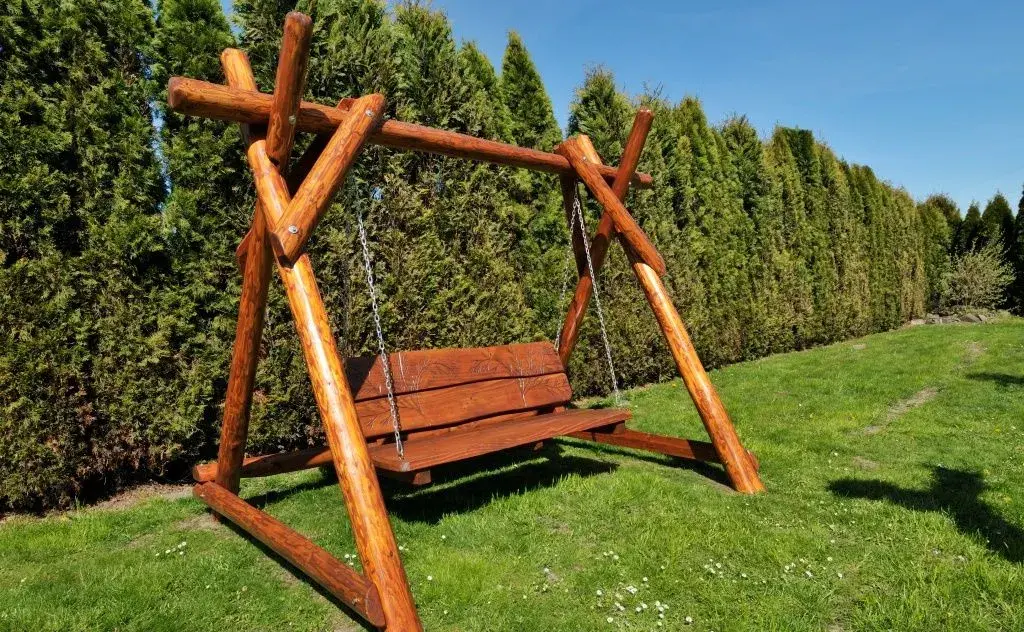 Zahradní houpačka z masivu