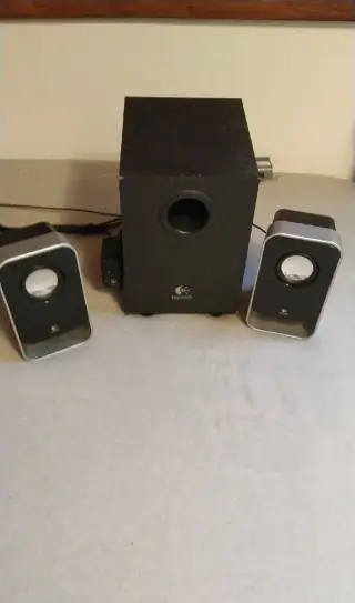 Logitech subwoofer + dva reproduktory