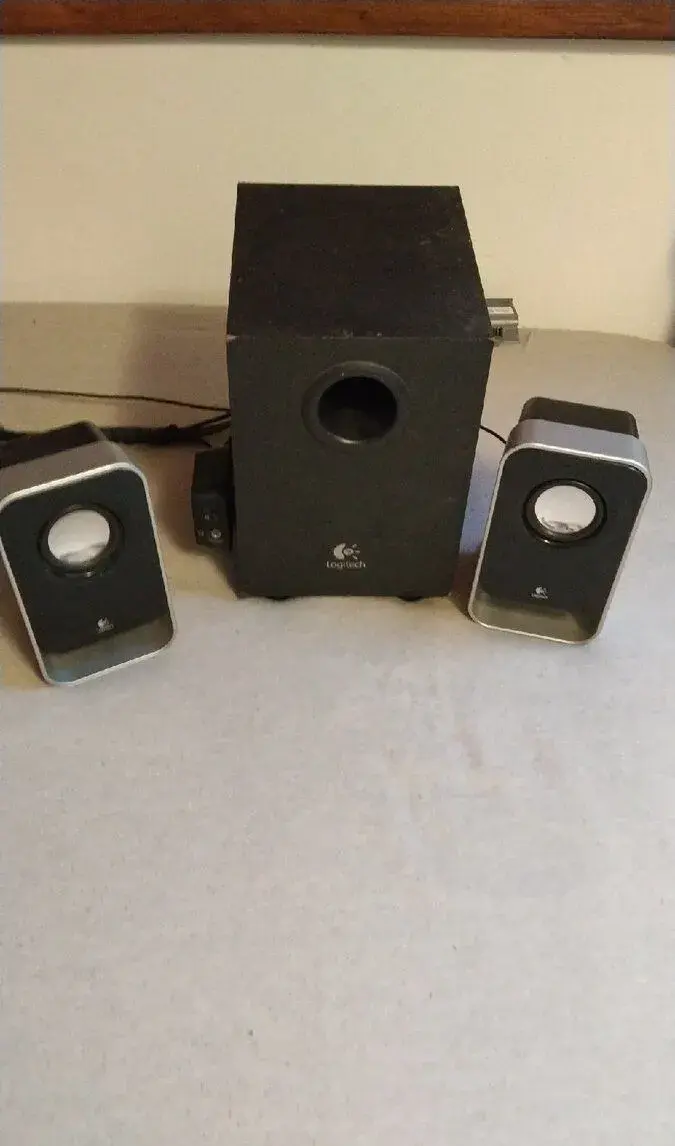 Logitech subwoofer + dva reproduktory