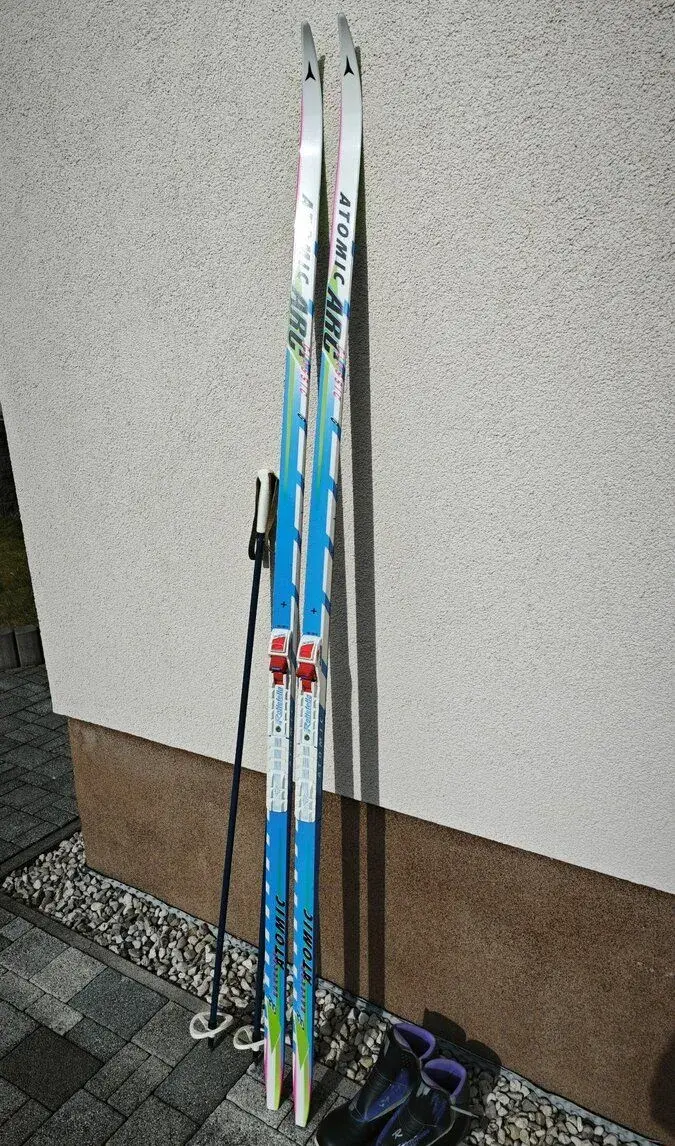 Set na běžky, lyže, boty, hole, ATOMIC 210 cm, vázání NNN