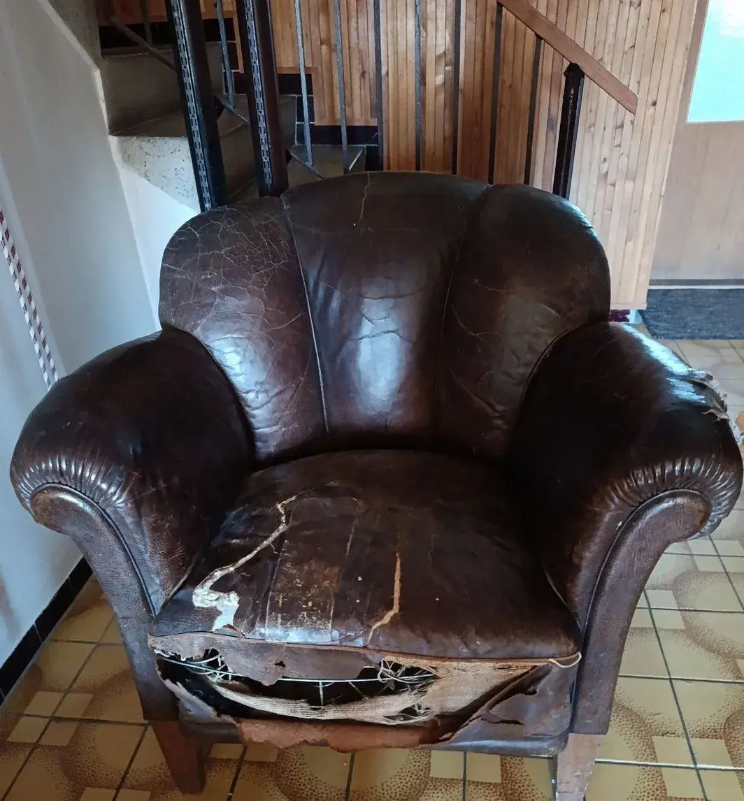 Kožené křeslo (styl Club Chair) (30.–40. léta) – k renovaci
