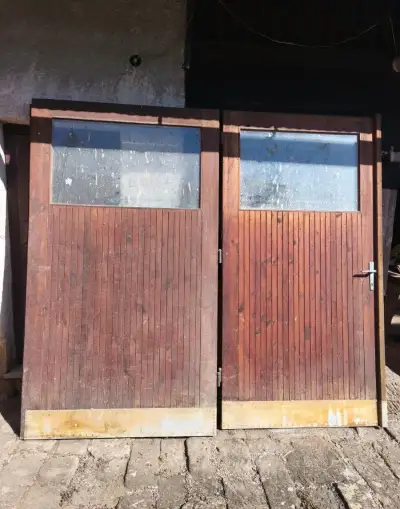 Dvoukřídlá dřevěná vrata