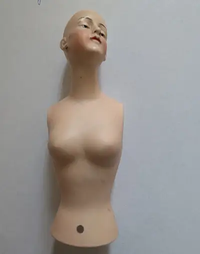Stará porcelánová panenka - torso