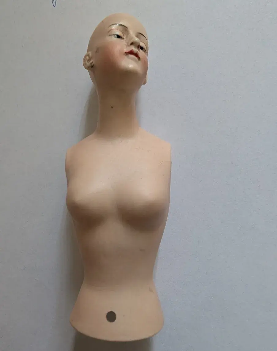 Stará porcelánová panenka - torso