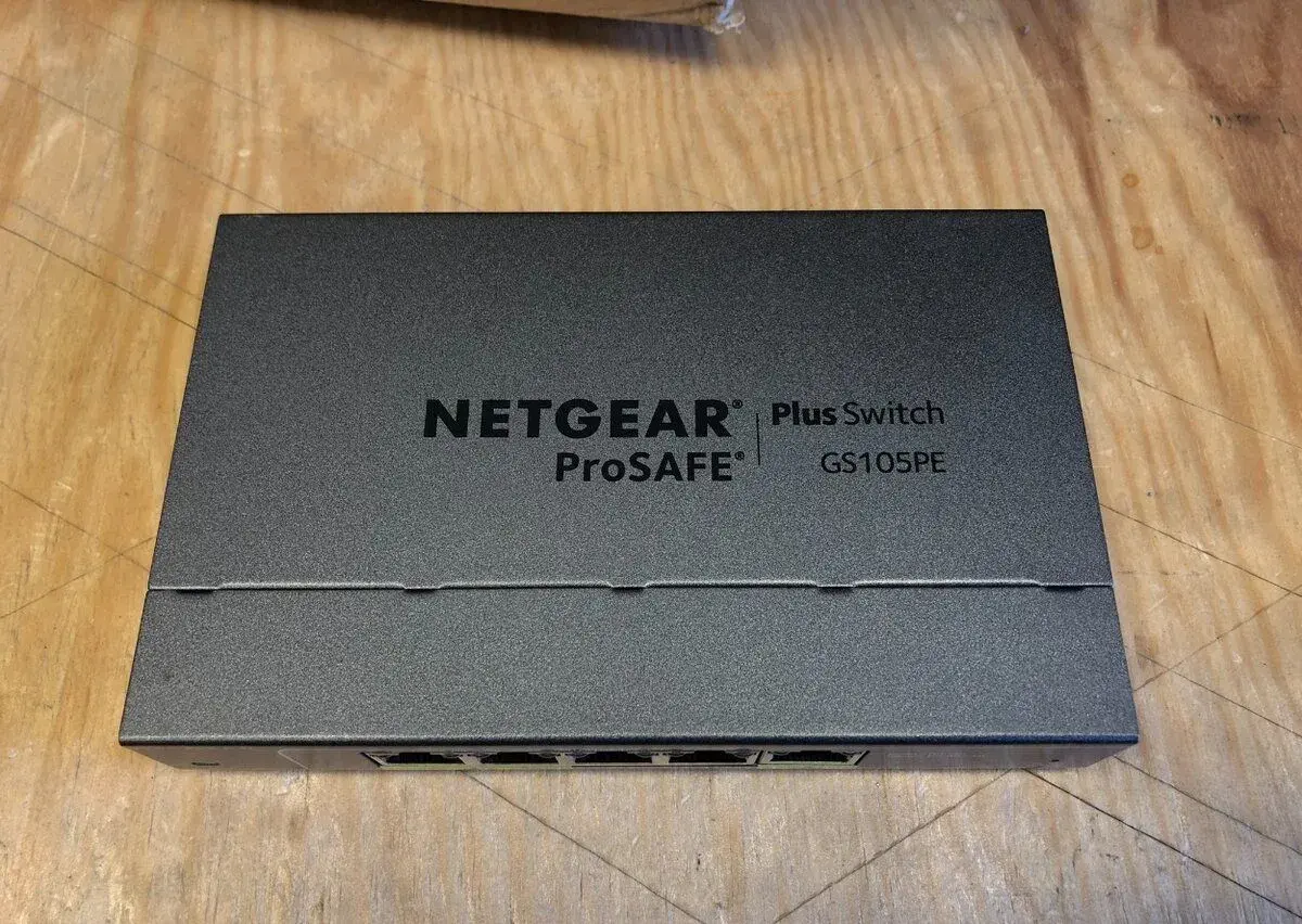 Netgear GS105PE gigabit switch, PoE pass-through
