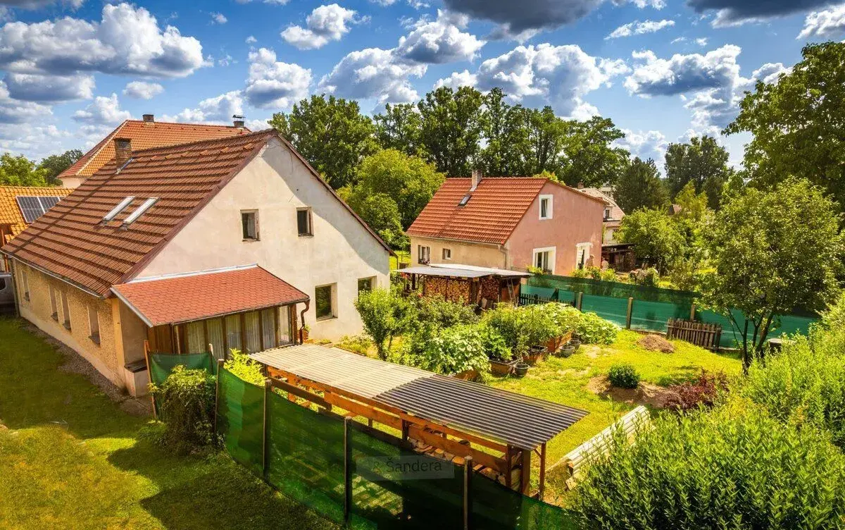 Chalupa se zahradou k částečné rekonstrukci, pozemek 419 m²,