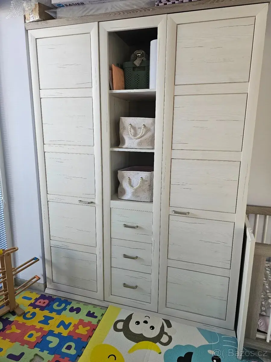 - Dětský set - skříň, přebalovací pult, postýlka