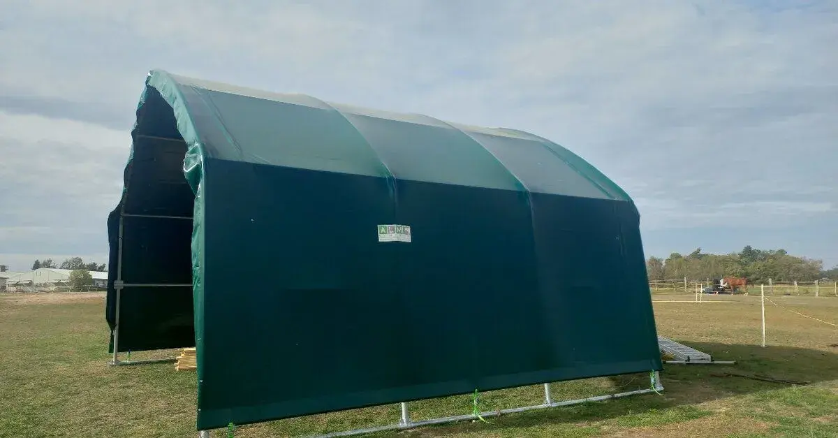 Mobilní pastevní přístřešek ALM 6x6m na stojnách – 1 měsíc s