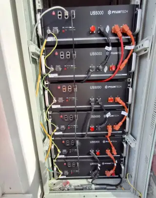 Pylontech US5000 – 6 ks / 28,8 kWh + rack