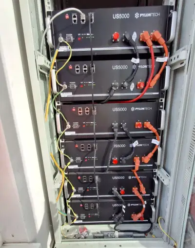 Pylontech US5000 – 6 ks / 28,8 kWh + rack