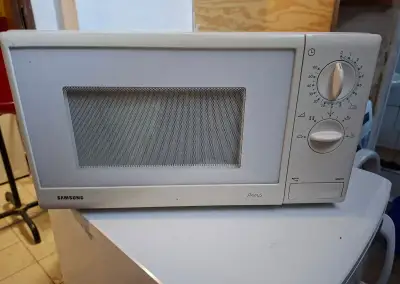 mikrovlnka Samsung M6236