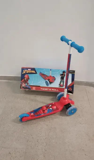 Mondo koloběžka Twist & Roll Spiderman