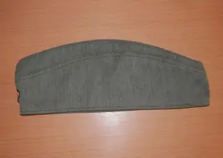 Stará vojenská čepice.