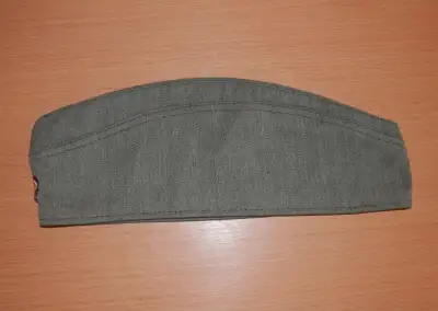 Stará vojenská čepice.