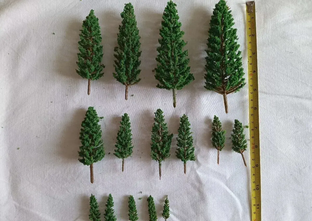 Stromečky k modelové železnici 15 ks - č. 11