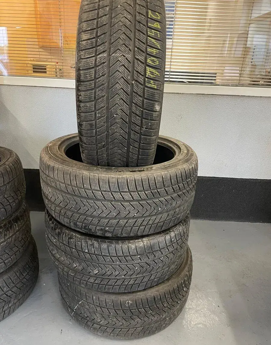 295/40/R21 Zimní