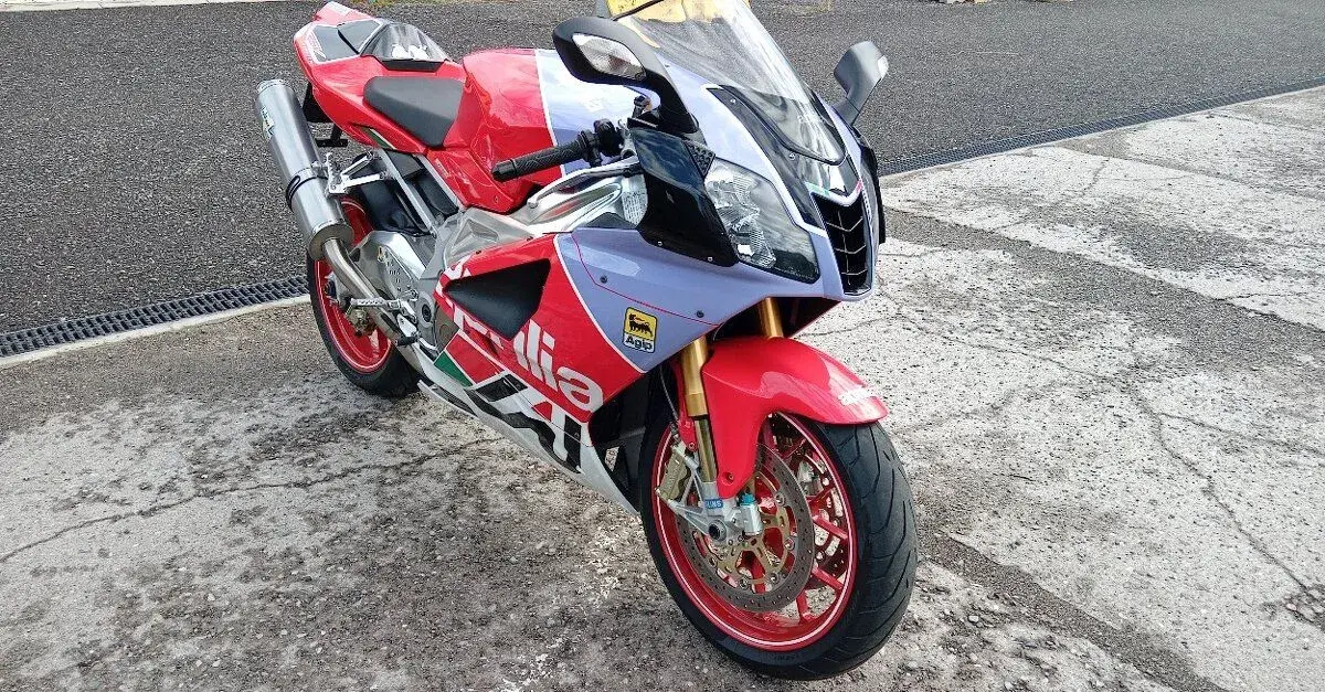 Aprilia rsv 1000r